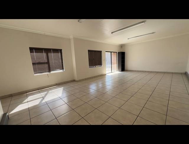 1,189M² WAREHOUSE TO LET IN AIRPORT PARK